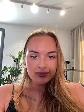 Snapshot of ElenaRebelle chatting on November 9, 2025, 1:20 pm ElenaRebelle online show from November 9, 2025, 1:20 pm