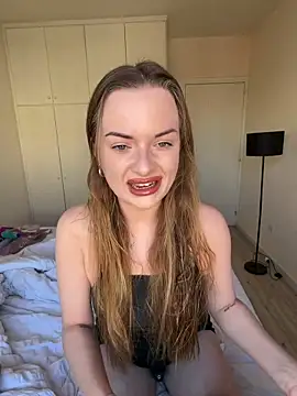 Snapshot of ElenaRebelle chatting on March 24, 2026, 7:13 am ElenaRebelle online show from March 24, 2026, 7:13 am