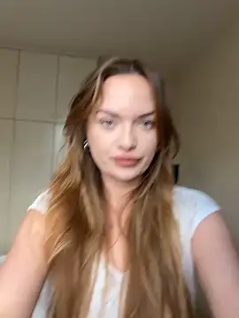 Snapshot of ElenaRebelle chatting on April 4, 2026, 4:44 am ElenaRebelle online show from April 4, 2026, 4:44 am