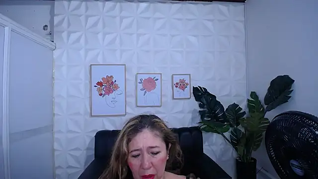 Snapshot of Valentinaa_mature chatting on February 23, 2026, 8:39 pm Valentinaa mature online show from February 23, 2026, 8:39 pm