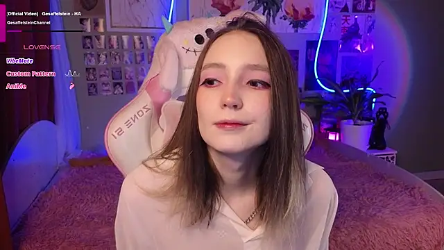 Snapshot of Evie_Ro chatting on May 10, 2026, 9:42 pm Evie Ro online show from May 10, 2026, 9:42 pm