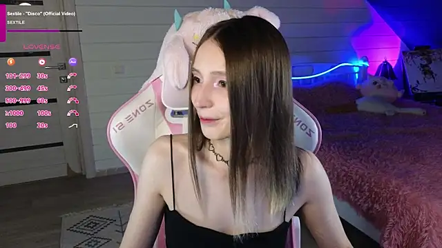 Snapshot of Evie_Ro chatting on June 9, 2026, 9:37 pm Evie Ro online show from June 9, 2026, 9:37 pm
