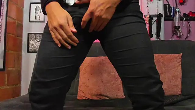 Snapshot of dom2travelersss chatting on March 17, 2025, 12:04 pm dom2travelersss online show from March 17, 2025, 12:04 pm