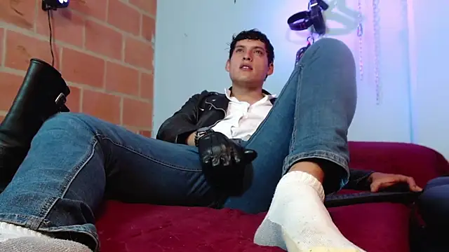 Snapshot of dom2travelersss chatting on October 14, 2025, 9:15 pm dom2travelersss online show from October 14, 2025, 9:15 pm